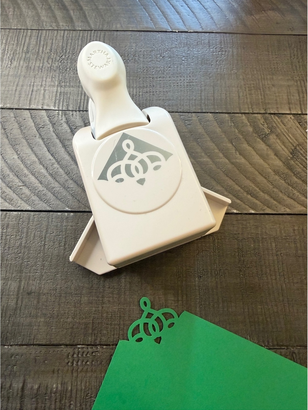 Martha Stewart Twirl Loop Corner Shape Punch